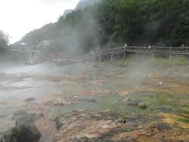 백두산의 여행객들이 쉽게 들를 수 있는 북파계곡 장백폭포 아래에 위치한 Julong 온천.