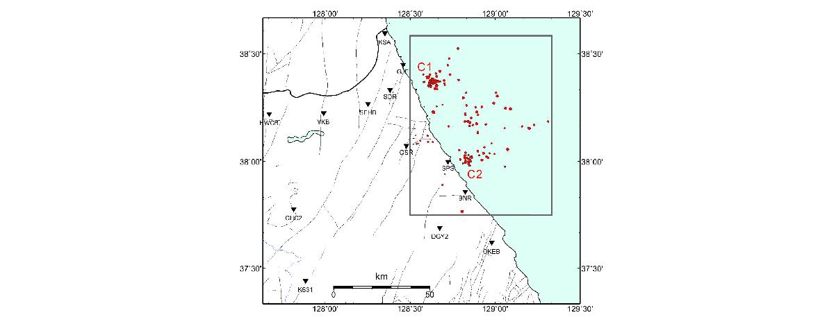 2014년 5월 – 10월 사이에 발생한 해역지진의 위치 및 군집 지진원(C1, C2)