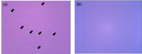 (a) 기존의 방법을 이용해 transfer 된 그래핀의 현미경 사진, 곳곳에 crack이 보인다. (b) PMMA 재 도포법을 이용해 transfer된 그래핀의 현미경 사진