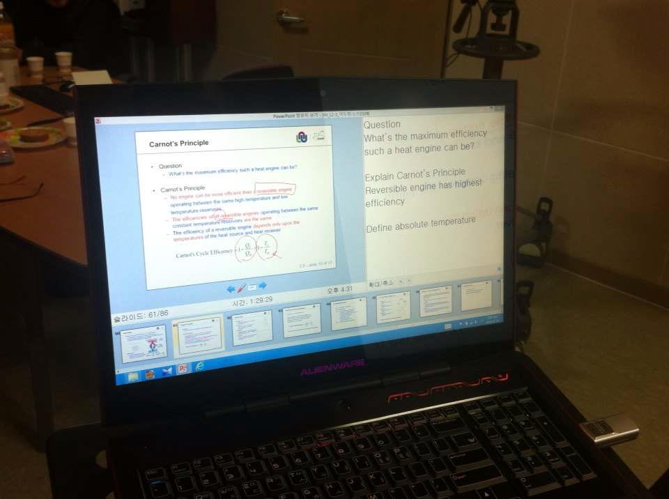 강사연단에 설치된 노트북