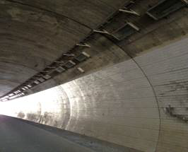 터널 우측면