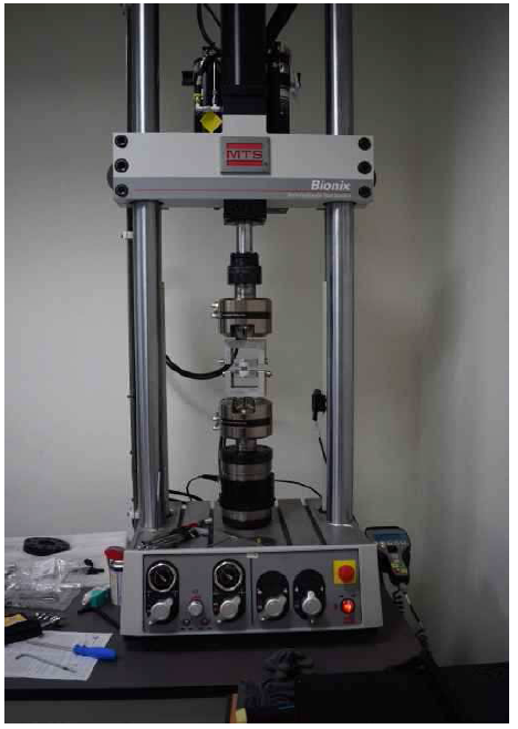 시험에 사용한 만능인장시험기