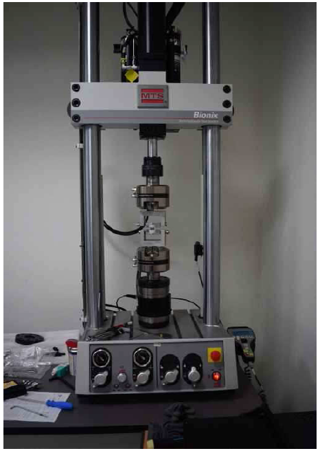 시험에 사용한 만능인장시험기