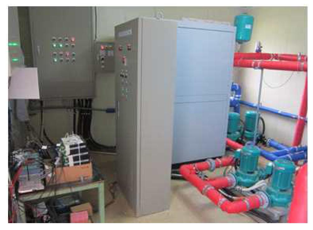 기계실 내부 제어 및 히트펌프 사진