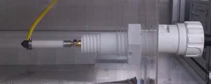브레이징 후 방전유 속에서 테스트하는 초소형 X-선 튜브
