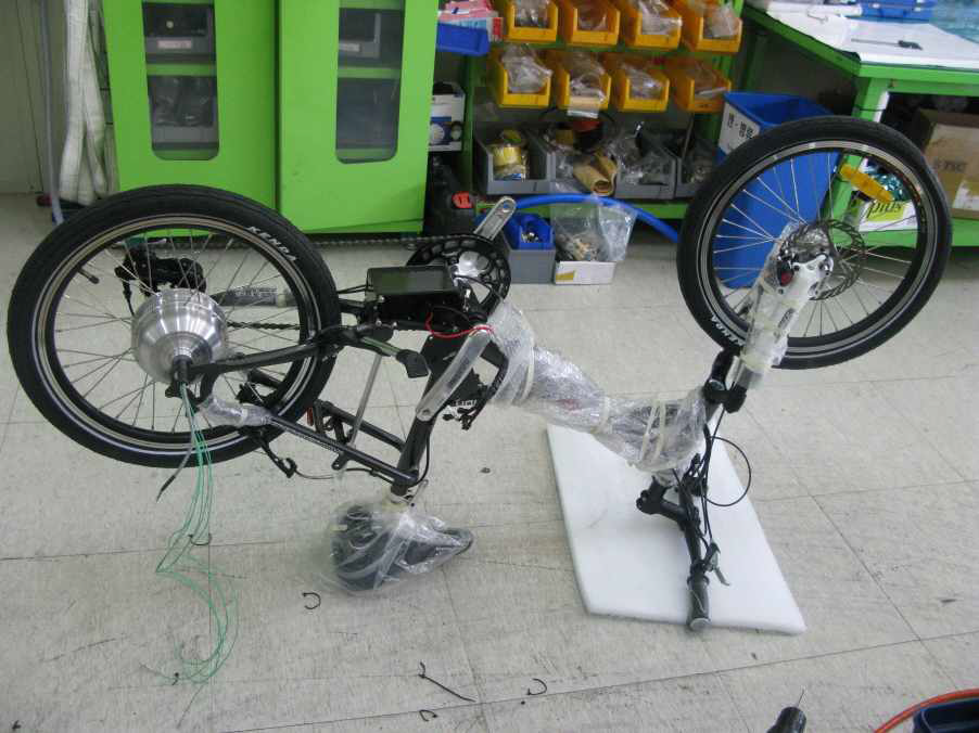 자전거 + 휠 어셈블리 : 모터와 휠이 조립체에 타이어를 조립하고 자전거 뒷 바퀴 부분에 조립