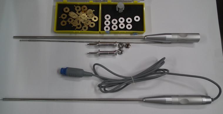 Ultrasound Handpiece중 복강경용 L-Hook 구성품과 조립된 모습