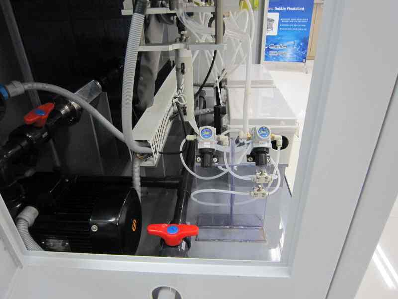 레귤레이터 압력조절 레버(왼쪽: 이류체노즐, 오른쪽: 에어건조)