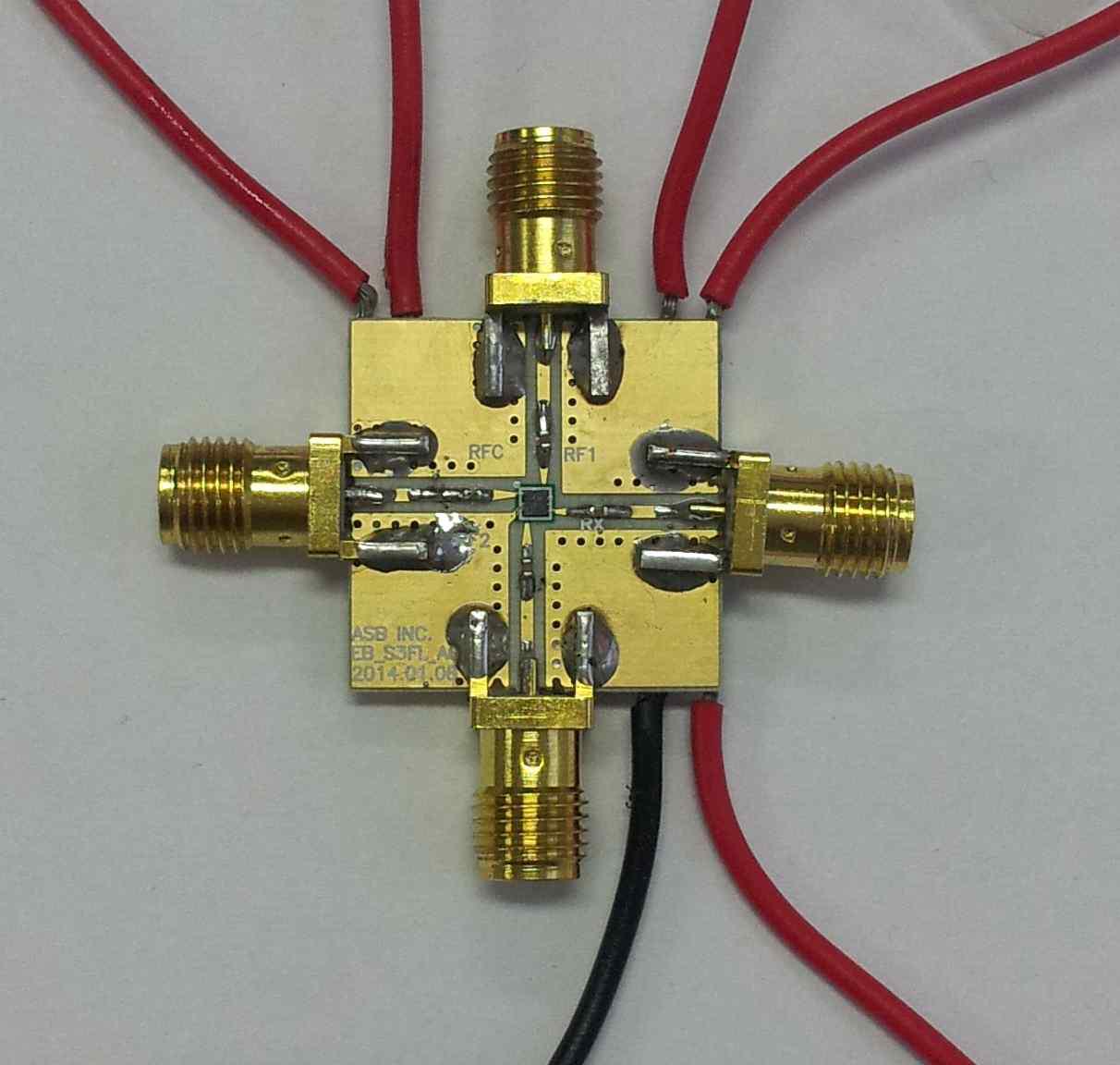 SP3T Bypass LNA IC가 실장된 평가용 PCB