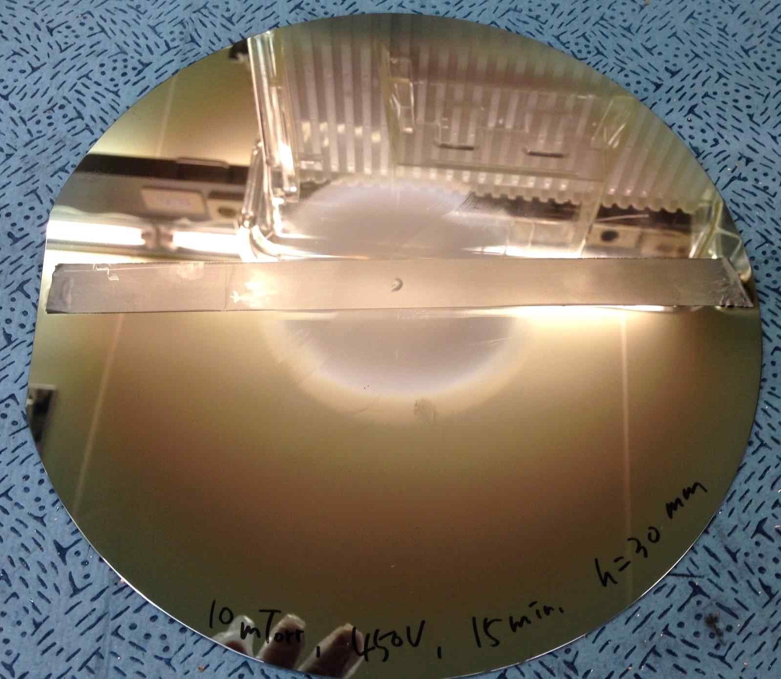 10 mTorr, 450 V, 15 min, h = 30 mm 플라즈마 방전 후 구리가 증착된 실리콘 기판 사진