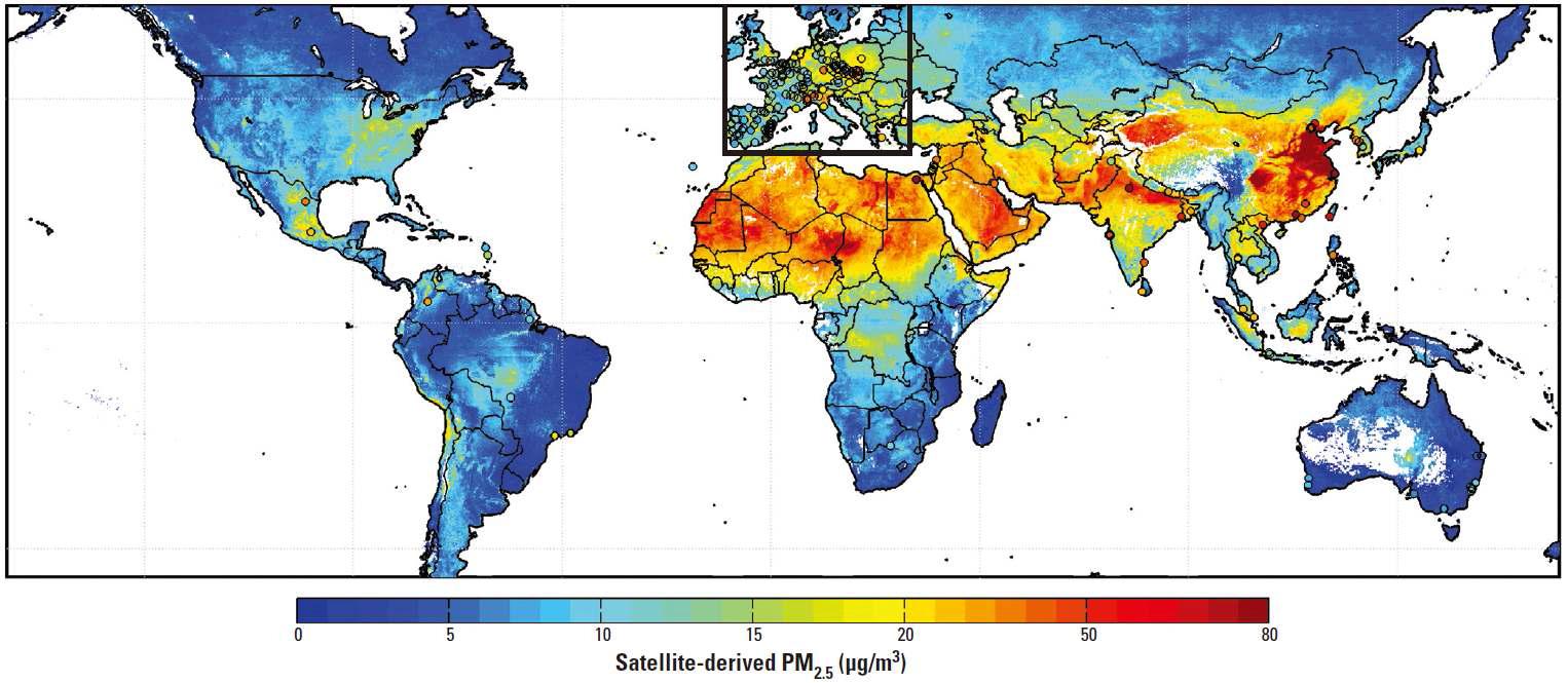 위성자료를 이용한 2001-2006년 평균 전세계 PM2.5 분포. 원은 미국과 캐나다 외 위 성 관측 AOD로부터 얻은 PM2.5를 지표 측정 PM2.5와 비교한 지점이고 원 내 색깔은 농도를 표 시