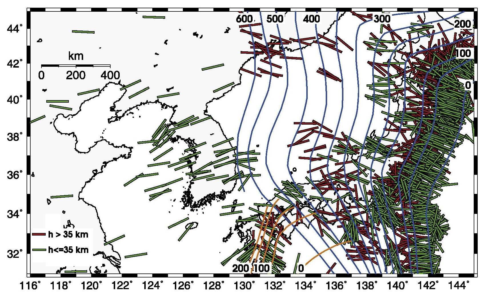 단층 면 해로부터 추론된 동해, 한반도 그리고 일본 주변의 압축력 축 방향. 붉은 막대는 35 km 이 상의 깊이에서 발생한 지진의 압축력 축 방향을 지시한다. 반변에 초록 막대는 35 km 이하의 깊이에서 발생한 압축력 축 방향을 지시한다. 태평양 판의 섭입 깊이는 푸른 등고선으로 표시되었고 필리핀 판은 주황 등고선 으로 표시되었다.