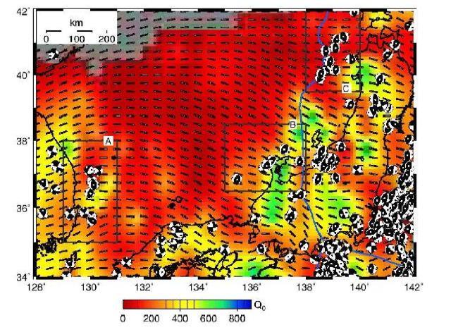 동해에서의 단층 면 해와 Lg Q 구조 (Hong, 2010). 주변 압축력 응력 장은 표시된 선으로 대표된 다. 동해에서의 해안가 지진은 Lg Q의 높은 변화도 지역에서 무리지어 발생하였다.