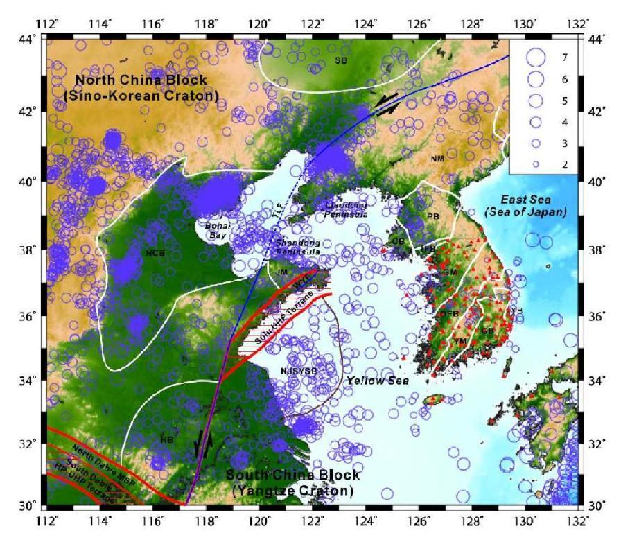 1970-2011 년 사이 한반도 주위의 지진활동을 나타낸 지도. 진원 정보는 기상청 (Korea Meteorological Administration, KMA), 일본 방재과학기술연구소 (National Research Institute for Earth Science and Disaster Prevention, NIED), 중국 지진망 센터 (China Earthquake Networks Center, CENC)로부터 수집된 것이다. 빨간색 삼각형들은 지진 관측소들의 위치이다. 주요 지질 구조인 경상분지 (Gyeongsang basin, GB), 경기육괴 (Gyeonggi massif, GM), 허페이분지 (Hefei basin, HB), 임진강 습곡대 (Imjingang fold belt, IFB), 자오둥 육괴 (Jiaodong massif, JM), 북중국 분지 (North China basin, NCB), 북장쑤-남황해분지 (North Jiangsu-South Y ellow Sea basin, NJSYSB), 낭림육괴 (Nangnim massif, NM), 옹진분지　(Ongjin basin, OB), 옥천 습곡대 (Okcheon fold belt, OFB), 평남분지 (Pyeongnam basin, PB), 쑹랴오분지 (Songliao basin, SB), 탄루단층 (Tan-Lu fault, TLF), 우롄-옌타이단층 (Wulian-Y antai fault, WTF), 연일분지 (Y eonil basin, YIB), 영남육괴 (Y eongnam massif, YM) 가 지도에 표기되어 있다. 다비-수루 충돌대가 빨간 색상으로 표시되어 있다.