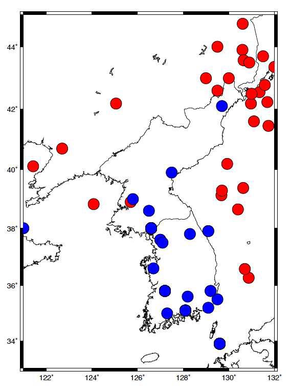 기상청 목록의 역사지진 위치 (파란원)과 계기지진의 위치 (붉은원).