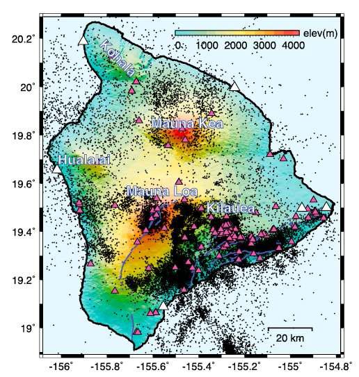1992-2009년 사이에 HVO (pink triangles) 와 Pacific Tsunami Warning Center (PTWC) (white triangles) 지진 관측소에 기록된 지진들 중에서 연구에 사용된 지진들 (black dots). 파란색 선들은 표면에 드러난 단층선을 나타낸다. 다섯 화산들의 명칭은 섬 의 북쪽에서 남쪽으로 각각 Kohala, Mauna Kea, Hualalai, Mauna Loa, Kilauea 이다.