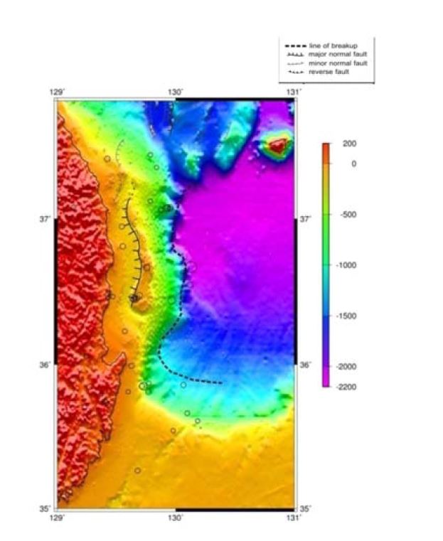 Fig. 3-2. Epicenters of earthquakes in the East Sea and locations of faults and a line of breakup created by back-arc rifting and spreading.
