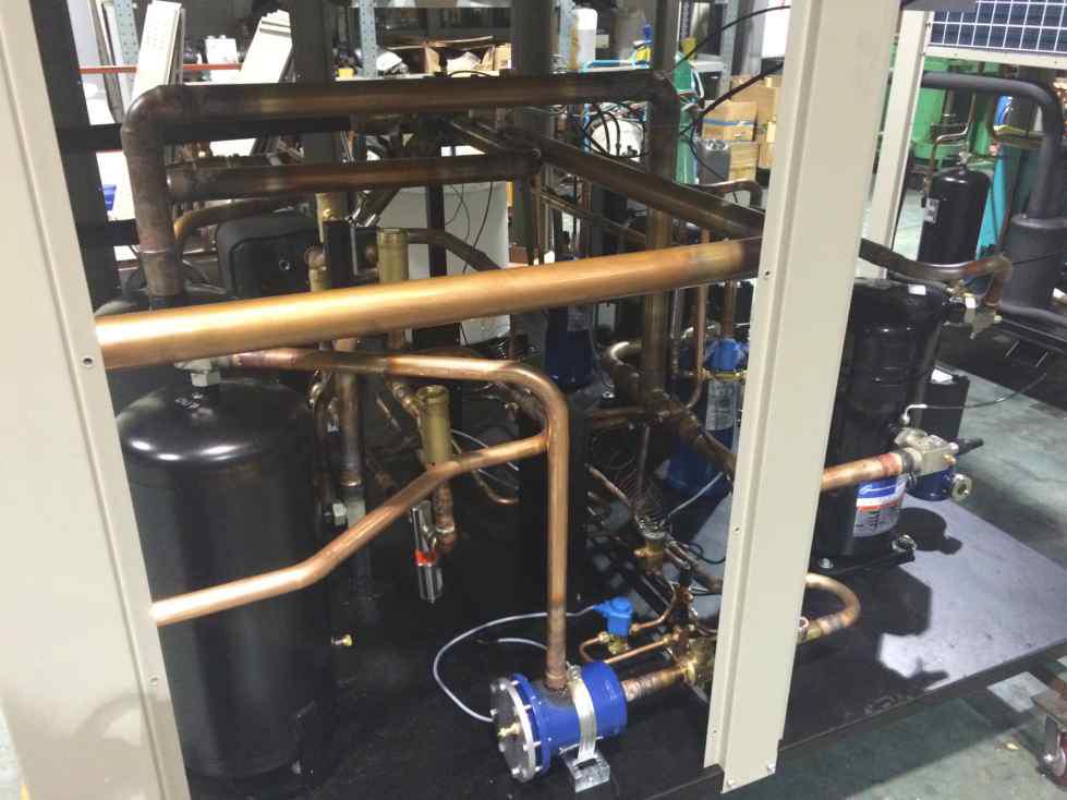 20RT급 복합열원 히트펌프의 연결배관 전경