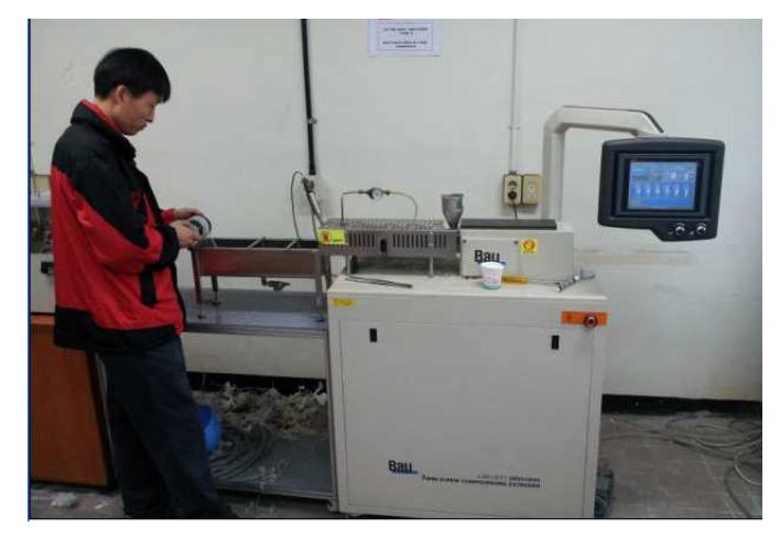 Lab-scale twin screw extruder compounding 작업