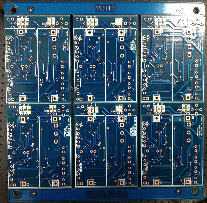 제어 모듈로 사용되는 완성된 PCB 뒷면