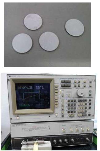 분극공정까지 마친 PCN-PZT 세라믹으로 임피던스 계측기(임차장비)를 이용하여 압전 특성을 평가하고 있는 사진
