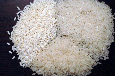 왼쪽부터 시계방향으로 태국 찹쌀(short grain rice), 자포니카 쌀(medium grain rice), 인디카쌀인 태국 자스민쌀(long grain rice)