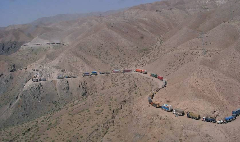 아프카니스탄에서 연료 수송을 위한 수송차량 행렬