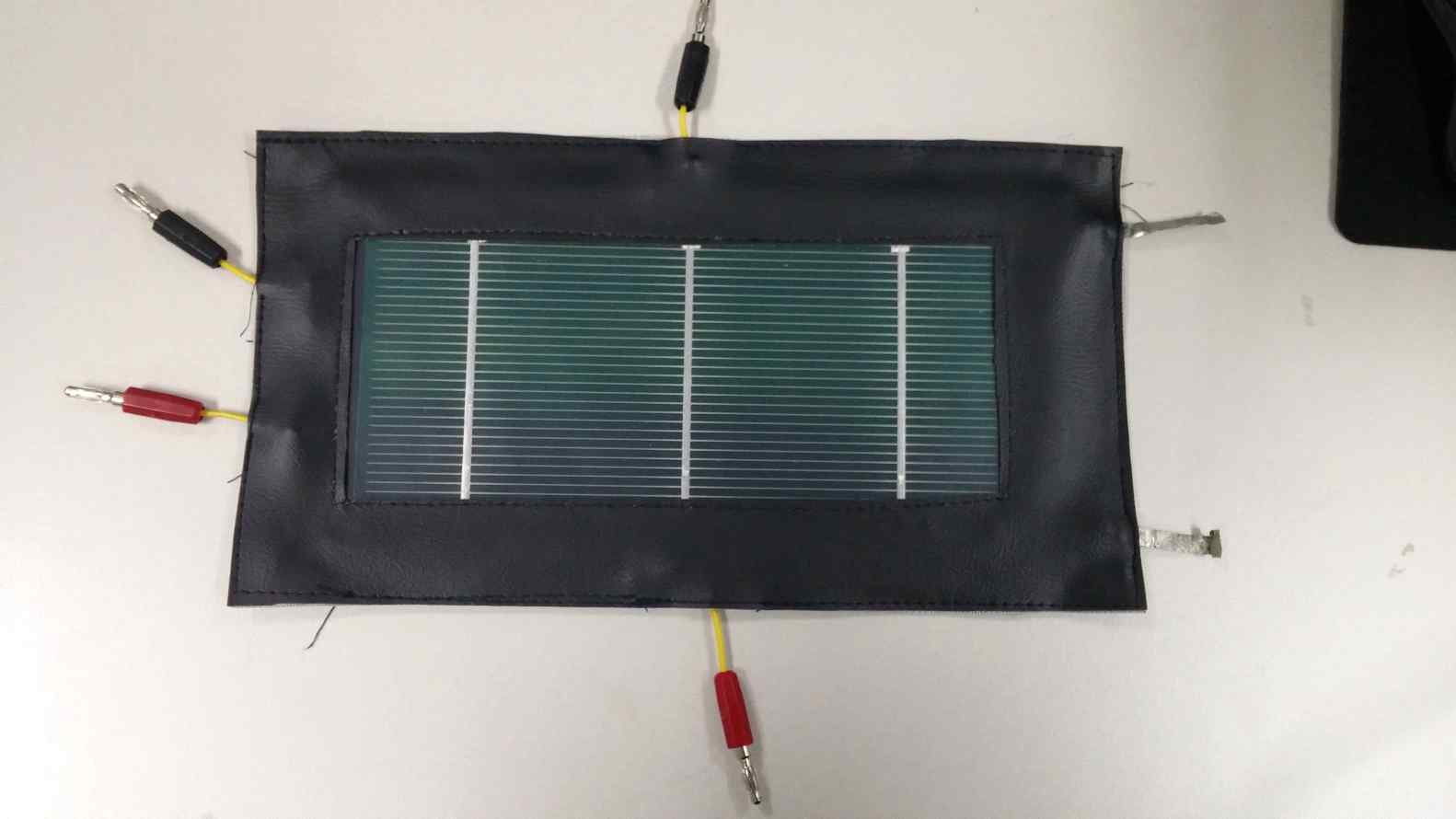 [그림 2-20]의 내부 배선을 가진 유닛 태양광 모듈의 prototype