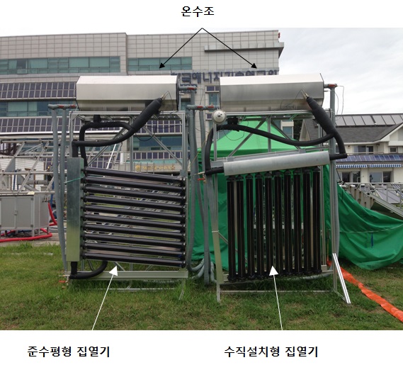 2대의 실험용 자연순환형 태양열시스템 온수기 모습