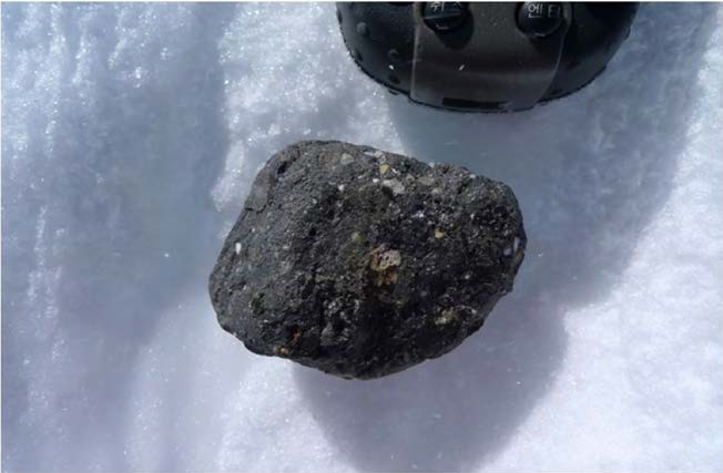 그림 2-7. 달운석 DEW 12⑴7. 2012년 시즌(2013년 1월 3일) 마운트 드윗 지역에서 발견된 달 표면 기원의 달운석.
