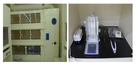 그림 3-4-2. 운석전처리 건조시설. 동위원소 오염 방지를 위한 시료 건조시스템(왼쪽)과 스파이크 계측용 초정밀 전자저울(오른쪽).