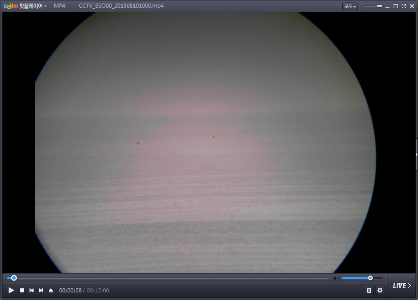 그림 3.3.10 육상에서 망원경과 웹캠을 이용하여 촬영된 해저관측기지 영상(낮)