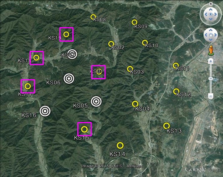 그림 3.2.22 확장된 KSIAR. 2014년 음파센서가 설치한 4개 지진관측소(하얀원), 2015년 음파센서가 실치된 5개 지진관측소(핑크사각형)