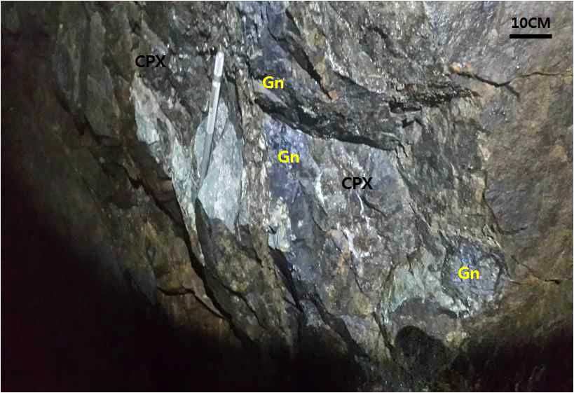 가곡(제2연화)광상 주광체 부근 방연석.