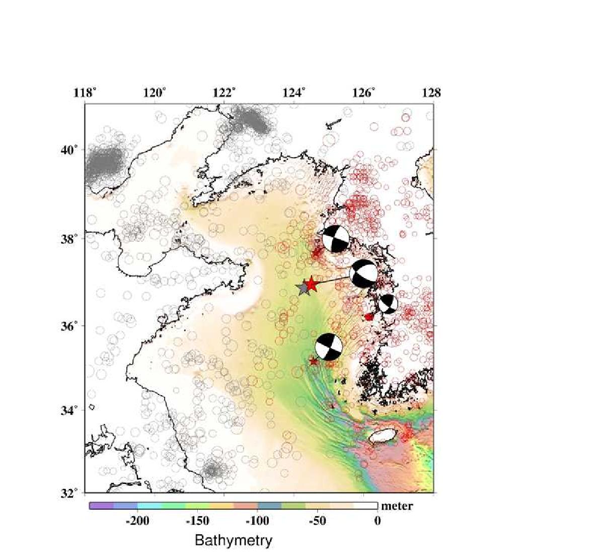 2014년 4월 1일 서해 격렬비도 해역에서 발생한 지진(규모 5.1)에 대한 한국 기상청 (빨강색 별)과 중국 지진국 지진 발생위치 정보(회색 별).