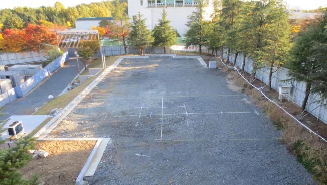 Photo illustrating the measurement points marked on the parking area