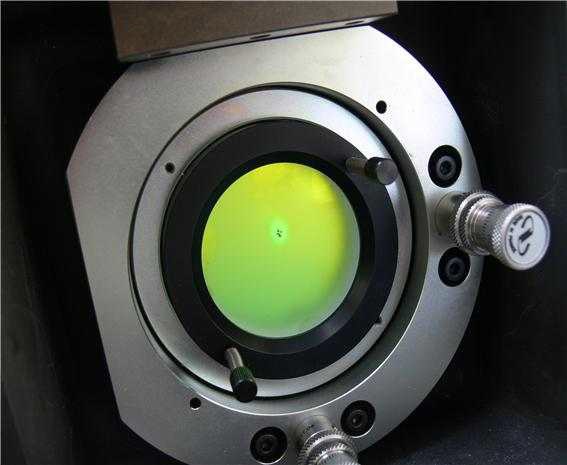 M2 거울에 뒷면을 통해 레이저 빔이 M2 거울의 중심에 잘 정렬되어 있는지 확인한다. 중심점에 표시를 한 뒤 망원경을 회전시켜 레이저 빔이 중심점에 잘 정렬되어 있는지를 확인한 뒤, M0, M1 거울을 이용하여 광정렬을 수행한다.
