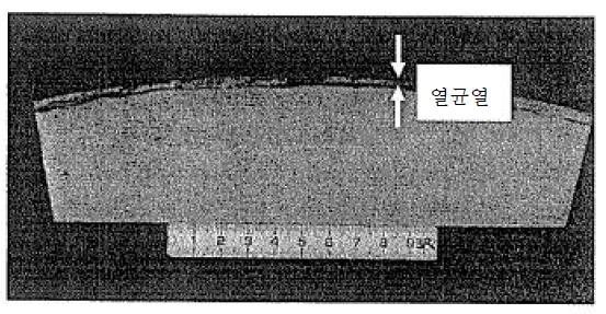 스폴링에 이르기 이전의 열균열의 단면 (그림4.44의 단면, 염산부식)