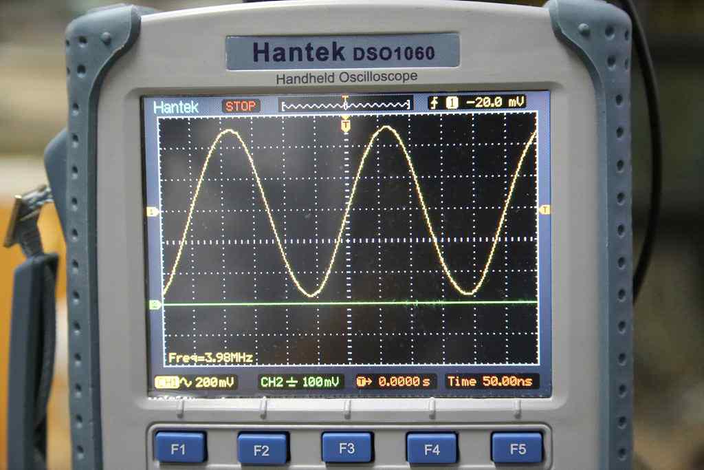 Uplink FM 합성출력을 오실로스코프 측정 (3.98MHz)