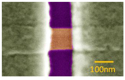 위상 나노도선 (가운데 갈색)과 금속전극(회색)으로 이루어진 위상 나노선 소자