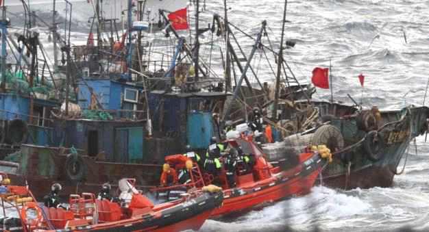 계류, 도주중인 중국 어선집단에 접근하는 해경요원