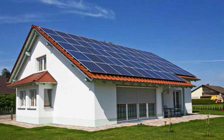 일반 주택의 지붕에 태양광 발전시스템 설치운영