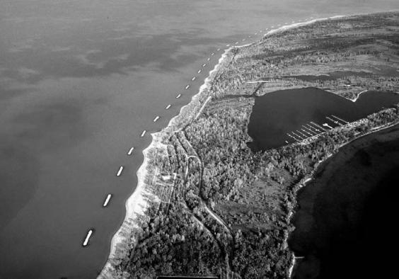 미국 Erie 호 Presque Island의 8.3km 해안에 건설된 55기의 이안제