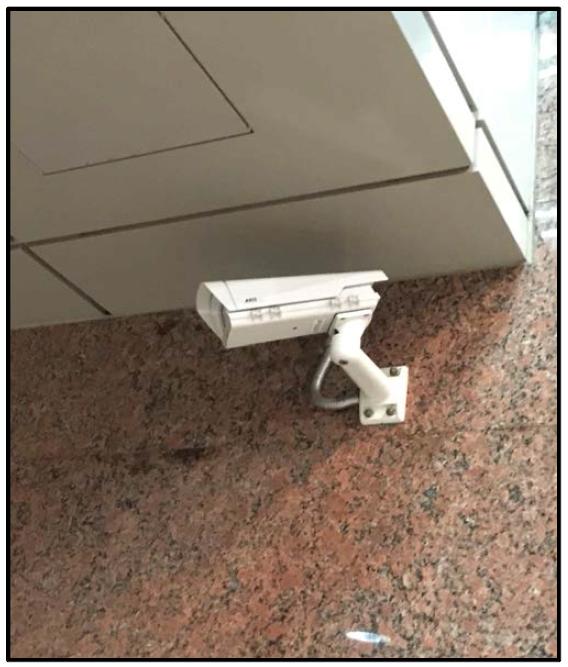 빌딩에 설치된 AXIS CCTV