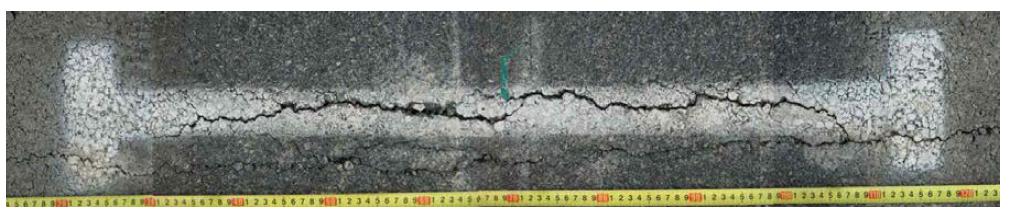 SBS 아스팔트 하중 210,000회 적용 후 반사균열 발생사진