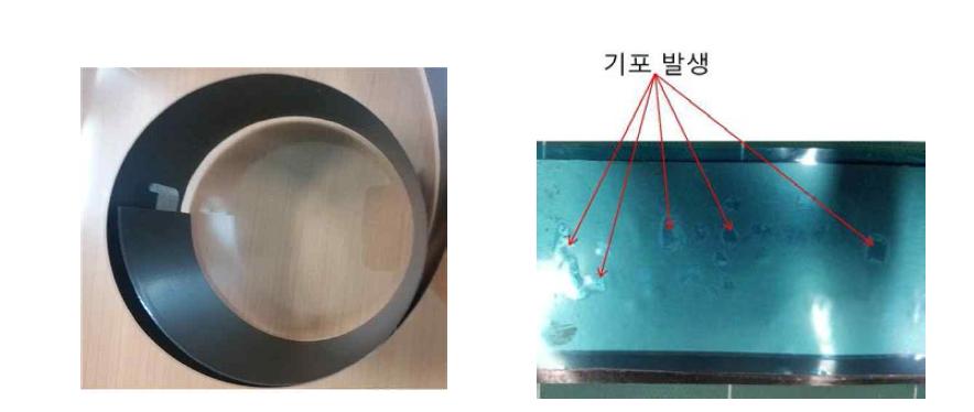 합지 시 양면의 공급 장력의 불일치로 인한 뒤틀림(좌) 및 기포 발생(우)