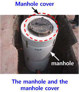 콘크리트 맨홀에 장착된 맨홀 뚜껑