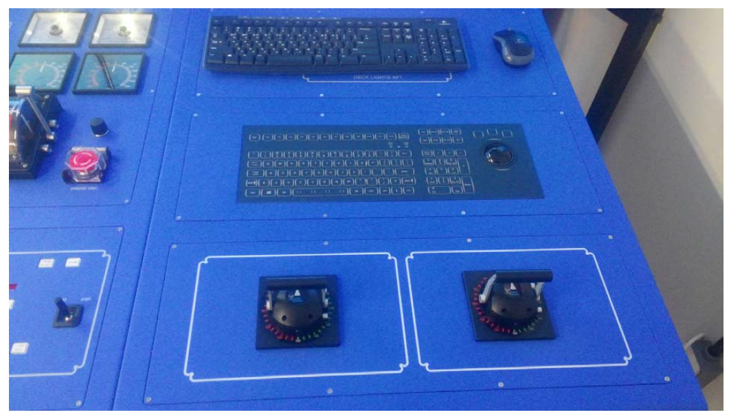 IBS 콘솔 내 항해장비 2(ECDIS 키보드, Azimuth Controller, Deck Light)