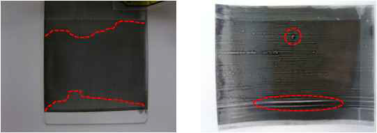 유리(좌) 및 플라스틱(우) 기판상의 불균일한 이방성 액정 코팅 필름