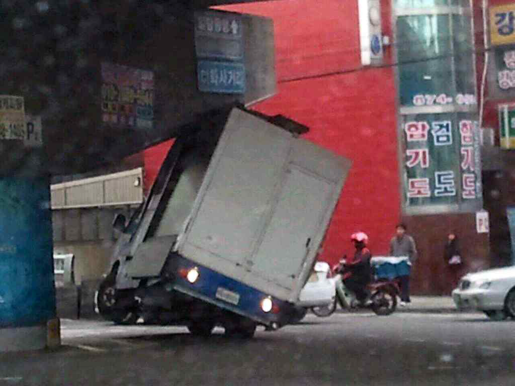 교량 코핑부로 인한 형하 공간 협소로 차량 걸림 상태